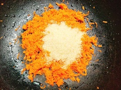 Cho cà rốt vào chảo, thêm 150g đường trắng và trộn đều sau đó ướp cà rốt khoảng 1 tiếng là có thể mang đi sên mứt. Bật bếp lửa nhỏ vừa đun hỗn hợp mứt cho sôi lên. Tiếp theo bạn cho nước cốt chanh vào cùng và tiếp tục sên thêm khoảng vài phút thì cho mật ong. Đảo đều nguyên liệu và sên cho mứt cà rốt có độ đặc kết dính tốt, khô ráo có thể vo viên thành viên là tắt bếp.