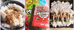 Cho rong biển cắt nhỏ cùng mè vào trộn cùng cơm. Tiếp đến đặt lá rong biển lên màng bọc thực phẩm, cho cơm dàn đều cùng bắp cải, dưa leo, chà bông và rưới sốt mayonnaise.
