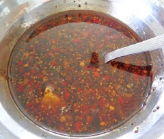 Trông tô nhỏ trộn đều: 2 muỗng canh nước mắm, 1/3 muỗng cà phê bột nghệ, 1 muỗng canh đường, 100ml nước, 1/2 muỗng cà phê tiêu, 1 muỗng canh dầu hào.