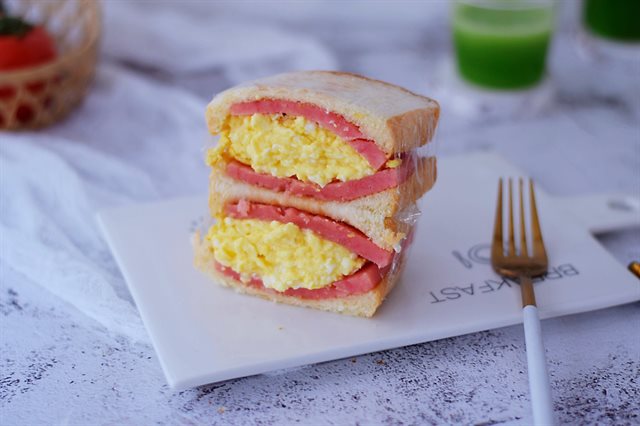 Bánh Mì Sandwich Kẹp Trứng Thịt Nguội Thơm Ngon