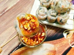 Cho nước chấm ra chén, thêm đậu phộng rang đã giã dập vào, chấm bánh tráng cuộn cùng nước mắm me chua ngọt, mặn thơm rất tuyệt.