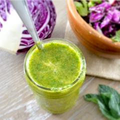 Bạn có thể dùng nước sốt này cho các món ăn yêu thích như salad, thịt nướng hay đơn giản là trang trí trên dĩa. Hãy thử làm nay sốt ngò mè rang này để thử hương vị như thế nào nhé.