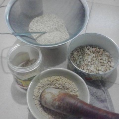 Muối rang sơ qua trên chảo. Cho muối, bột ngọt, đường trắng vào cối cùng đậu phộng, mè trắng, giã đều.