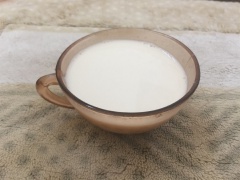Để bảo quản sữa gạo Hàn Quốc dùng dần vài ngày thì chuẩn bị mấy cái chai thủy tinh. Đợi sữa gạo nguội bớt thì đổ vào chai, đậy kín nắp. Bảo quản sữa gạo trong ngăn mát tủ lạnh, uống dần trong 3 ngày.