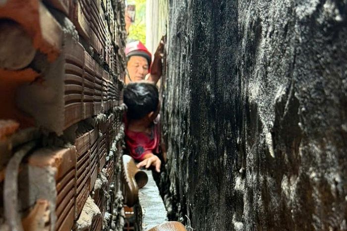 20 phút nghẹt thở giải cứu bé trai 9 tuổi kẹt giữa hai khe tường - Báo Điện tử Tiếng nói Việt Nam