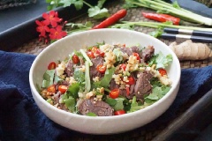 Gắp gỏi bò trộn ngò đậu phộng ra dĩa và thưởng thức. Món gỏi này khá lạ miệng nhưng rất ngon và dễ làm nha, chị em lưu lại công thức ngay để làm cho chồng mình ăn nào.