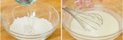 Trộn 115g bột gạo với 60g đường trắng lại với nhau, sau đó cho từ từ 180 ml nước vào khuấy trộn đều cho bột đồng nhất và không bị vón cục.