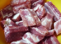 Sườn non rửa sạch, chặt miếng vừa ăn. Sau đó, ướp sườn non với tỏi băm, tiêu, muối, nước mắm khoảng 10 phút cho ngấm gia vị.