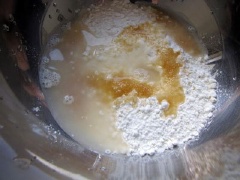 Sau đó, cho khoảng 1/2 chén nước vào, khuấy đều. Cho tiếp 1 muỗng cà phê bột nghệ, dầu dừa vào.
