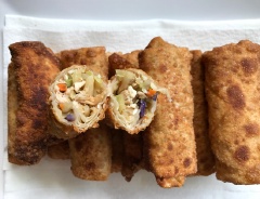 Vậy là hoàn thành rồi. Chả giò chiên kiểu này thơm ngon và vô cùng hấp dẫn với vị ngọt tự nhiên của thịt gà, rau củ cùng màu sắc bắt mắt. Bảo đảm các bé không chịu ăn rau nhà bạn sẽ thích lắm đấy.