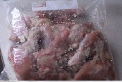 Trộn hành tây cắt nhỏ, 1/2 muỗng cà phê tỏi băm, 1 muỗng cà phê muối, 1/2 muỗng cà phê tiêu vào với nhau và cho vào túi nylon bịt kín cùng với gà. Sau đó để vào tủ lạnh khoảng 4 tiếng.