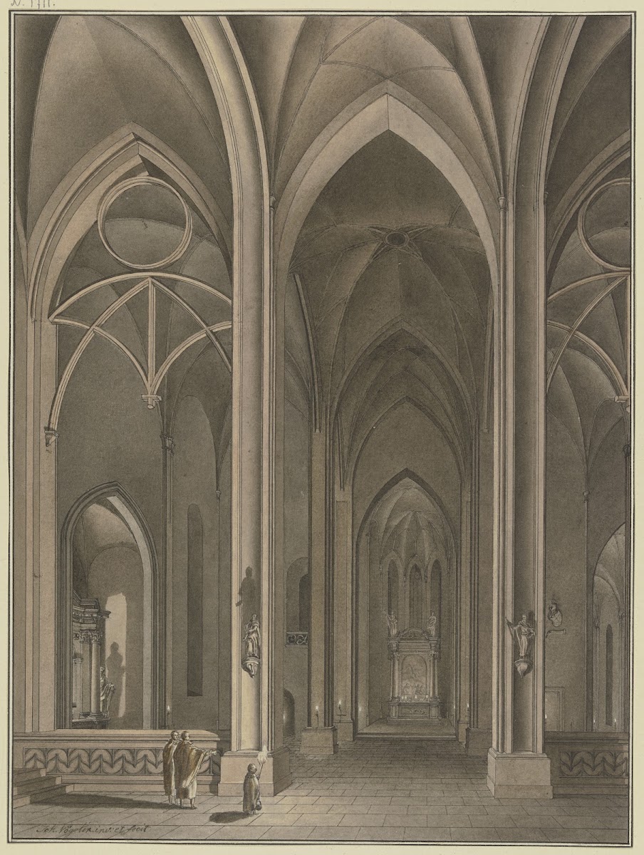 Blick in die Seitenkapelle einer gotischen Kirche in Abendbeleuchtung im Vorderg