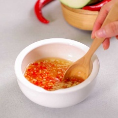 Pha nước trộn gỏi gồm 2 muỗng canh đường, 2 muỗng canh nước mắm, 1 muỗng canh nước cốt chanh, 1 muỗng canh nước lọc, khuấy tan rồi cho thêm 10gr ớt hiểm băm và 10gr tỏi băm.