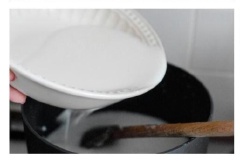 Sau đó, nấu nồi nước sôi cho bột agar vào khuấy tan rồi thêm đường vào nấu đến khi quyện vào nhau. Tiếp đó chế hỗn hợp sữa dừa vào và đun sôi, thêm đậu xanh đã nấu chín vào, khuấy đều, để sôi một chút thì tắt bếp. Chế hỗn hợp ra khuôn và để trong tủ lạnh để 2 tiếng là có thể ăn được.