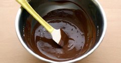 Cho 200gr bơ, chocolate đen vào 1 cái tô, hấp cách thủy đến khi tan chảy.