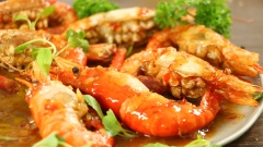 Dọn tôm ra dĩa, có thể rắc thêm tí đậu phộng rang lên tôm hoặc rắc vào nước sốt me để có thêm vị bùi bùi tùy sở thích. Món tôm càng sốt me chua ngọt này bạn có thể ăn cùng cơm trắng hoặc làm một món nhậu ăn chơi cũng rất hợp lý. Thịt tôm chín mềm nhưng vẫn giữ được sự giòn ngọt tự nhiên và rất thơm mùi bơ, áo thêm một lớp nước sốt me chua ngọt phía bên ngoài rất dễ bị ghiền đó nha.