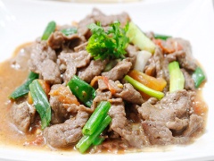 Bò sốt chua ngọt với thịt bò thăn đỏ au, thái thành từng lát mỏng, ướp chút gia vị xào sơ rồi sốt cùng cà chua chua chua, ngọt ngọt, béo thơm hấp dẫn. Đây là món giàu dưỡng chất tốt cho phát triển trẻ nhỏ.