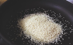 Trong 1 chảo khác, rang qua mè trắng cho thơm.