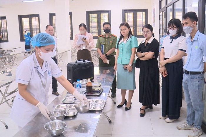 Phường Thượng Cát siết chặt an toàn thực phẩm tại bếp ăn học đường - Đài Phát thanh và truyền hình Hà Nội