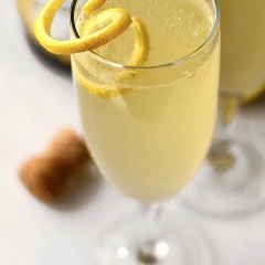 Bạn trang trí tùy thích cho xinh hơn nè. Không cần ra quán bar, bạn vẫn có những món cocktail mát lịm khó cưỡng ngay tại nhà. Hãy cùng cả nhà nâng cốc với ly cocktail thơm nồng nàn này nhé!