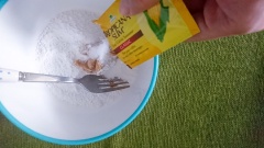 Làm nóng chảy bơ. Trộn đều bơ đậu phộng với đường bột (ở đây mình dùng đường ăn kiêng nhé), bột phô mai, bơ đã được nóng chảy, sữa tươi.
