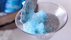 Sau khi nước pepsi blue đã đông đá, dùng nĩa cạo cho phần đá nhuyễn ra như đá bào. Khi ăn múc vào ly để phần pudding hạt chia ở dưới, đá bào pepsi blue ở trên.