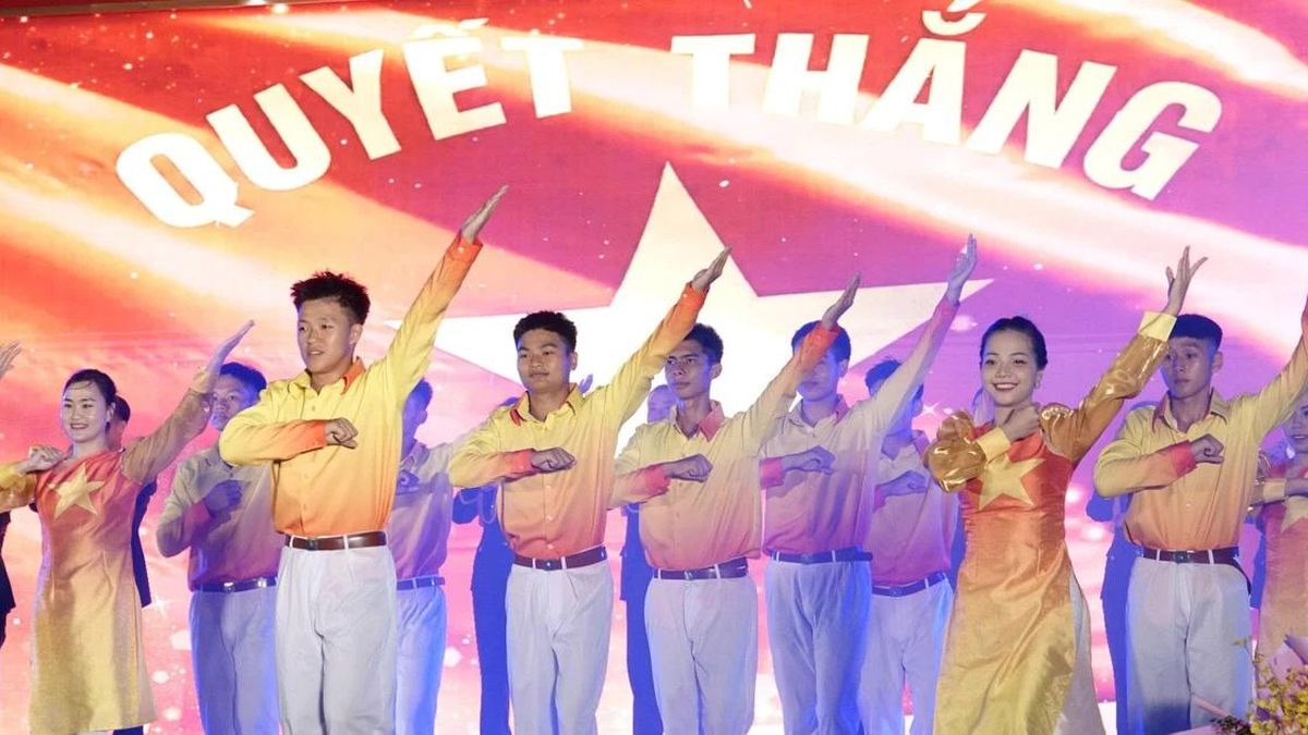 Tuổi trẻ Sĩ quan Lục quân 1 nối nhịp truyền thống từ lá cờ sáu chữ vàng - Báo Tiền Phong