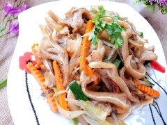 Cho tai heo xào cay ra đĩa thưởng thức ngay khi còn nóng. Món này làm mồi nhấm bia hay rượu đều là hết sẩy.