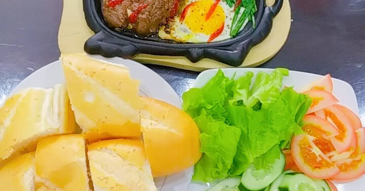 Bò né,trứng ốp la và thịt viên