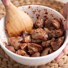 Cho gan gà đã ráo nước vào tô lớn, rưới toàn bộ nước sốt gỏi vào gan. Dùng muỗng trộn lên sao cho gan gà phủ đều hết gia vị sốt. Thêm lá bạc hà, ngò tây, hành lá cùng hành tím băm vào, rắc lên 2 muỗng gạo rang. Trộn đều thêm lần nữa để gan được thấm vị và hòa đều cùng các loại rau thơm. Lót một lớp lá chuối tươi trên dĩa, cho gỏi gan gà lên trên, trang trí thêm lá bạc hà tươi và thưởng thức.