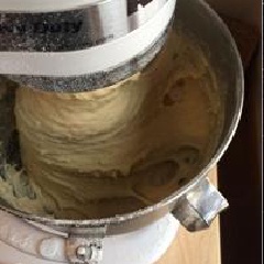 Từ từ cho nốt phần bột còn lại vào trong âu đựng bột khi nãy. Dùng máy nhào bột ở tốc độ số 2 trong 2 phút hoặc nhào bằng tay đến khi bột dẻo, mịn, không dính tay như hình là được.Thoa 1 lớp mỏng dầu olive vào tô và trút phần bột vào. Dùng khăn đậy tô bột lại và đặt vào chỗ ấm trong khoảng 1h để bột nở gấp đôi.
