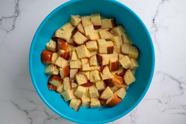 Cubes de pain challah trempés dans un mélange d'œufs