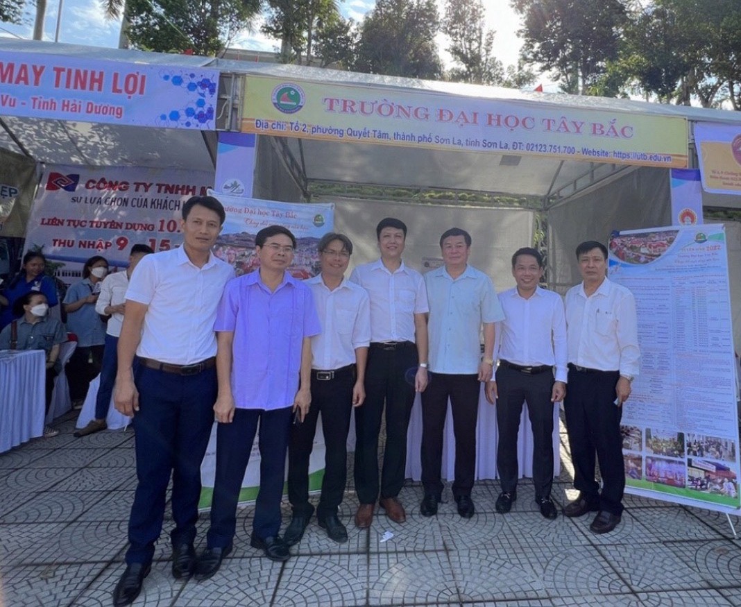 Trường Đại học Tây Bắc tham dự Ngày hội việc làm, tư vấn hướng nghiệp huyện Mường La năm 2022