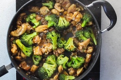 Tiếp đó cho 2 muỗng canh sốt Hoisin vào chảo thịt gà và đảo đều, thêm nước nóng rồi cho 6 muỗng mật ong vào khuấy đều lên. Cuối cùng cho bông cải vào xào đến khi chín mềm, thấm gia vị là được nha.