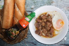 Cho Sườn kho ra đĩa sâu lòng, cho thêm một ít nước sốt vào để chấm bánh mì. Đặt trứng ốp la vào bên cạnh. Ăn cùng bánh mì giòn giòn, nóng nóng sẽ rất ngon nhé.