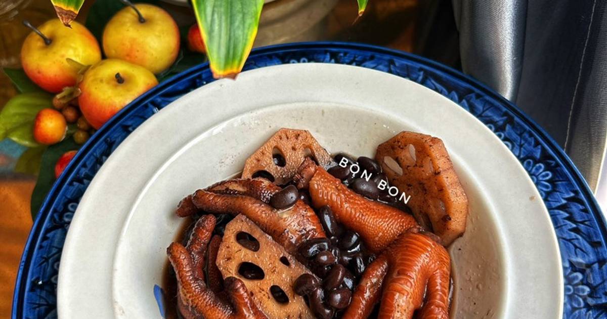 Chân Gà Hầm Đậu Đen Và Củ Sen