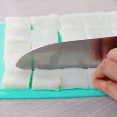 Để nguyên các lớp bánh phở và cắt thành hình vuông với kích thước 3 cm. Rau cải, hành tây, cà rốt rửa sạch, thái miếng vừa ăn.