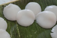 Đổ bánh bèo truyền thống: Quết 2 muỗng canh dầu ăn còn lại lên khuôn bánh bèo, múc hỗn hợp bột vào khuôn, cho vào xửng hấp, hấp khoảng 6-8 phút là được. Lấy bánh bèo ra, cho lên lá chuối.