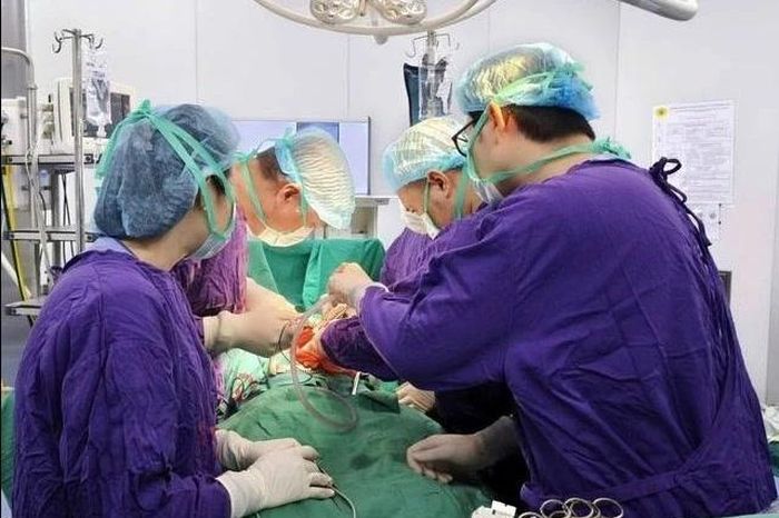 Ung thư đại tràng di căn gan, phát hiện từ dấu hiệu phân đen - Báo Tri thức &amp; Cuộc sống