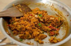Xào kimchi với nước sốt kimchi trong chảo khoảng 3 phút. Sau đó bạn thêm cá ngừ, tương ớt hàn quốc, đảo đều và tiếp tục xào thêm trong 2 phút đến khi cảm thấy phần nhân bắt đầu ráo nước là được. Tiếp tục thêm hành lá và dầu mè vào chảo nhân rồi đảo đều. Xào đến khi phần nhân cạn nước và trở nên khô ráo.
