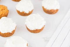 Bánh cupcake cà rốt khá lạ miệng và hấp dẫn với vị ngọt thanh, vừa xốp mềm vừa sựt sựt rất ngon nha. Cách làm cũng cực kì dễ nên các chị em nhanh chóng lưu lại công thức này và làm thưởng thức nha.