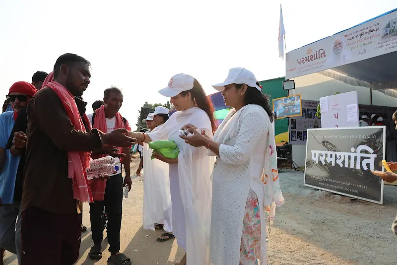 Volunteers serve a group of padyatris.