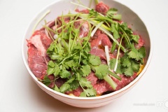Cam thái thành các lát mỏng. Thịt bò làm sạch, thái thành những miếng mỏng. Ngò rí, hành lá rửa sạch, để ráo, cắt khúc Thịt bò cho vào tô lớn, thêm cam, hành lá, ngò lên trên, rưới nước tương và trộn đều rồi để qua đêm trong tủ lạnh cho thấm.
