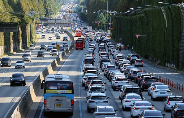 명절 연휴 고속도로를 주행하는 차량 모습