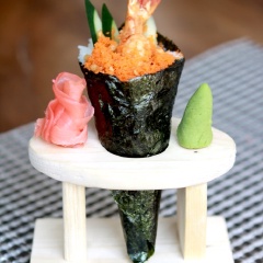 Sushi cuộn nấm đơn giản mà ngon khiến cho các chị em phải mê mẩn. Tránh thủ những lúc rảnh rỗi làm ngay 1 hộp sushi dành tặng người yêu chắc chắn ghi được điểm cao đấy!