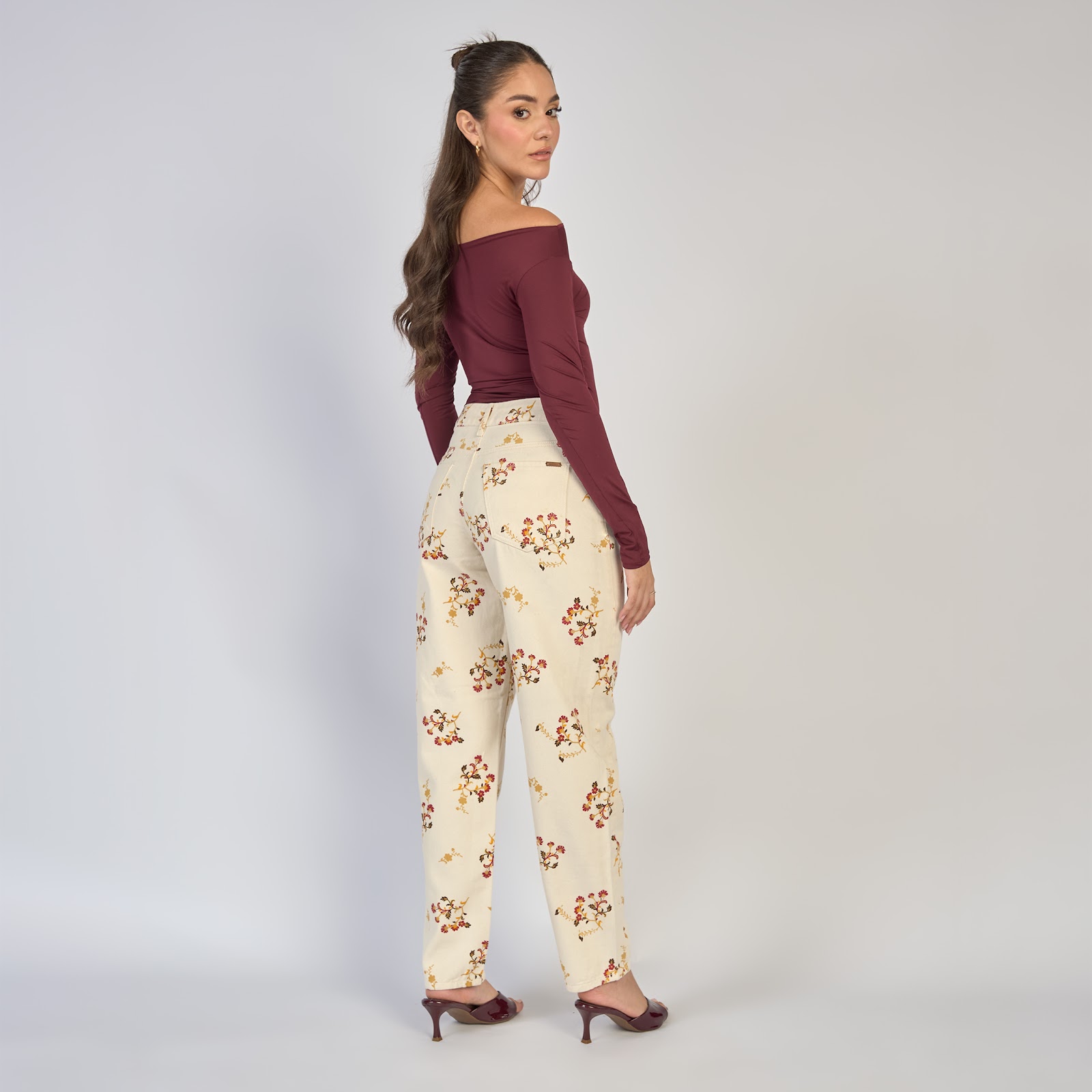 Jean dama mom fit tiro alto rígido con estampado floral, color Crudo - Vista 5