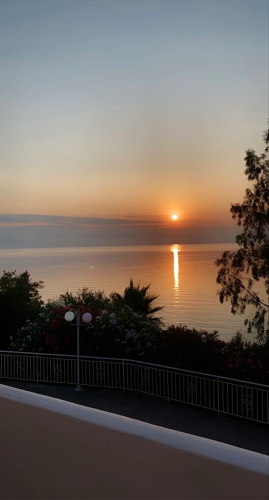 Golden Sunset Over Calm Ocean - Landscape Photography Full HD iPhone Wallpaper (1232x2288)
