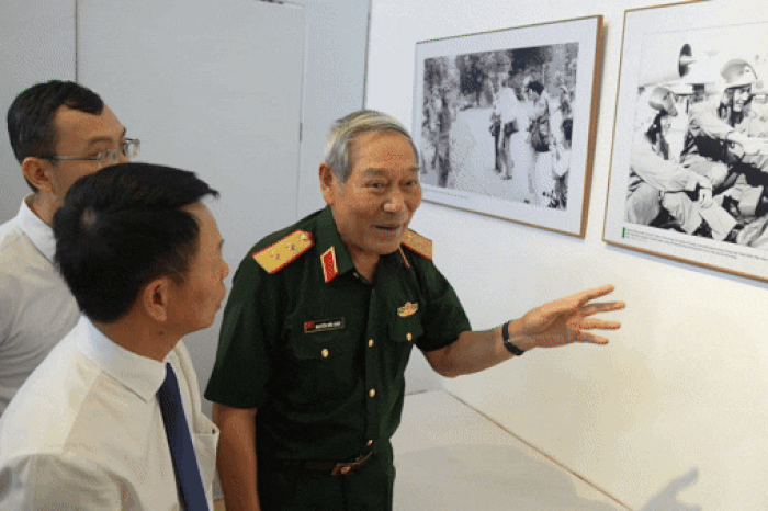 Nườm nượp người xem triển lãm ảnh '51 năm - Bản hùng ca thống nhất' - Báo Tiền Phong