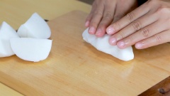 Cắt bột ra làm 4, nhồi sơ qua từng khối bột thành những thanh trụ dài sau đó cắt thành những cục bột nhỏ. Tiếp theo vo tròn rồi ấn dẹt cục bột, dùng dao phay lưỡi rộng miết cục bột ra thành miếng bột mỏng tròn. Nếu không dùng dao phay được thì bạn dùng chày cán bột làm há cảo như bình thường nhé!