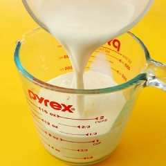 Cho 60ml whipping cream, 30ml sữa đặc, 250ml sữa tươi không đường vào tô. Dùng phới lồng khuấy đều.